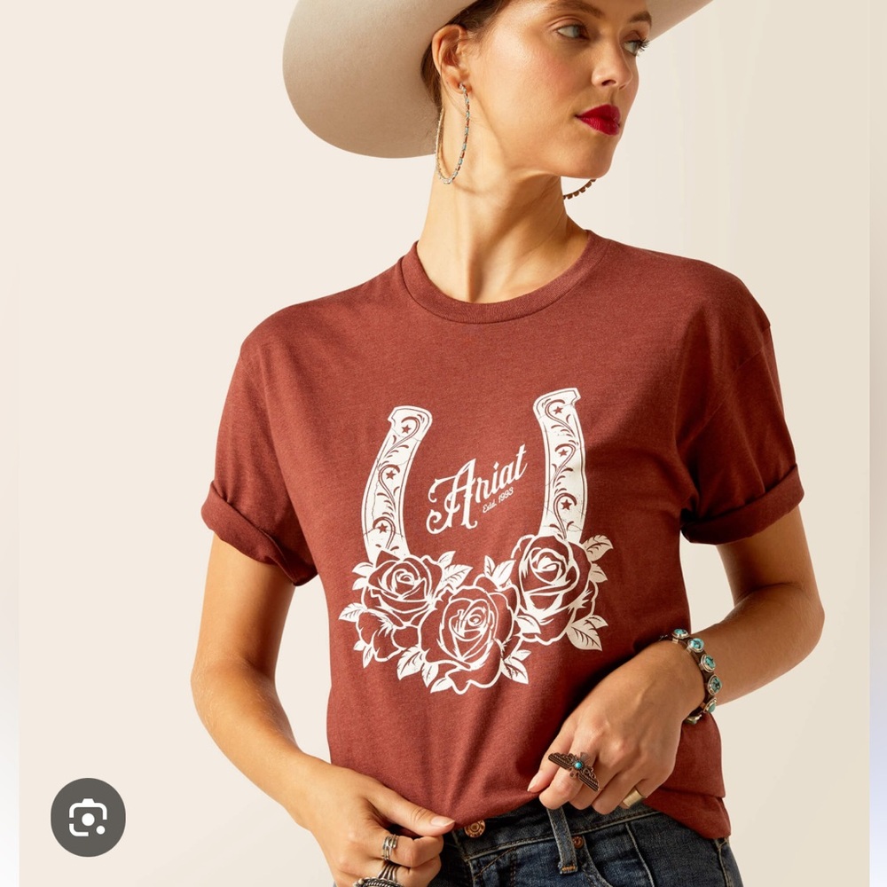 Ariat Boyfriend Fit Rust Color Western Floral Horseshoe Woman’s Logo Tee Medium